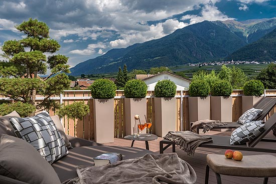 Panorama Terrasse mit Bergblick im Sommer Matillhof (©Foto: Klaus Peterlin Matillhof)